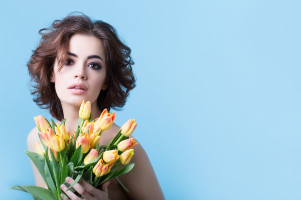 Девушка с тюльпанами
