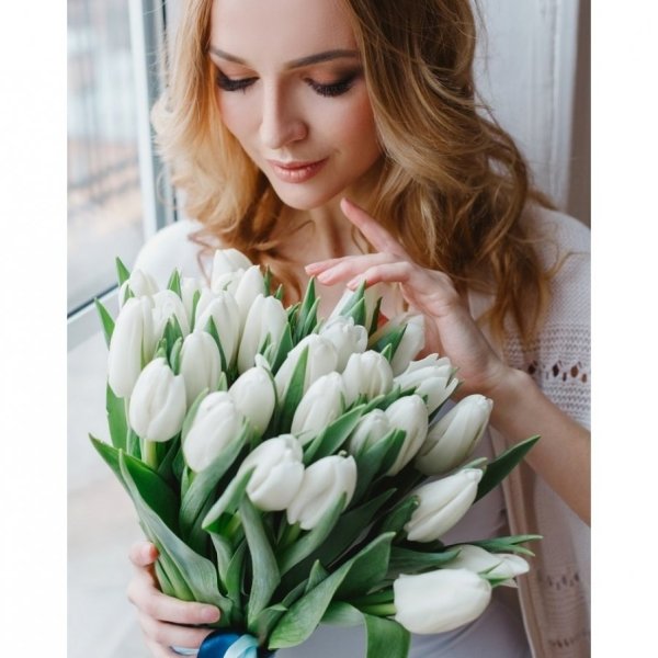 Девушка и тюльпаны