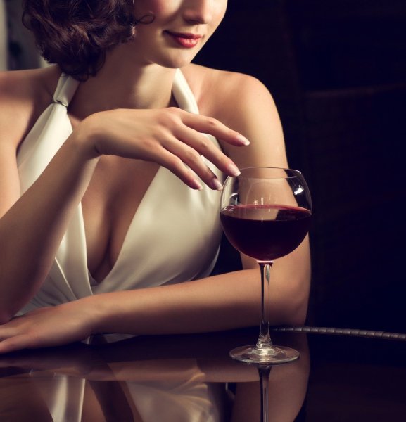 Девушка с бокалом вина