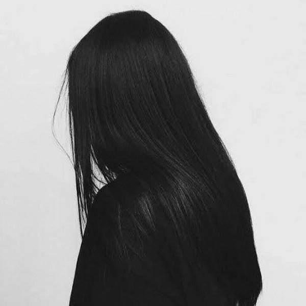 Девушка спиной с длинными волосами