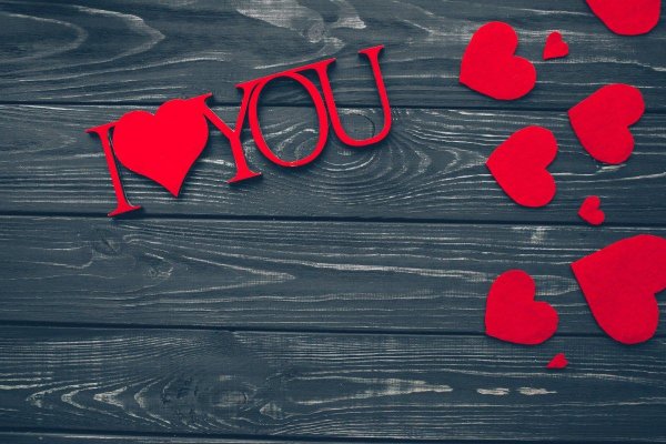 с красным сердцем