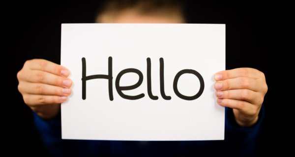 держит табличку