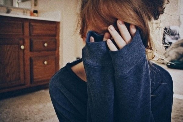 девушка прикрывает лицо