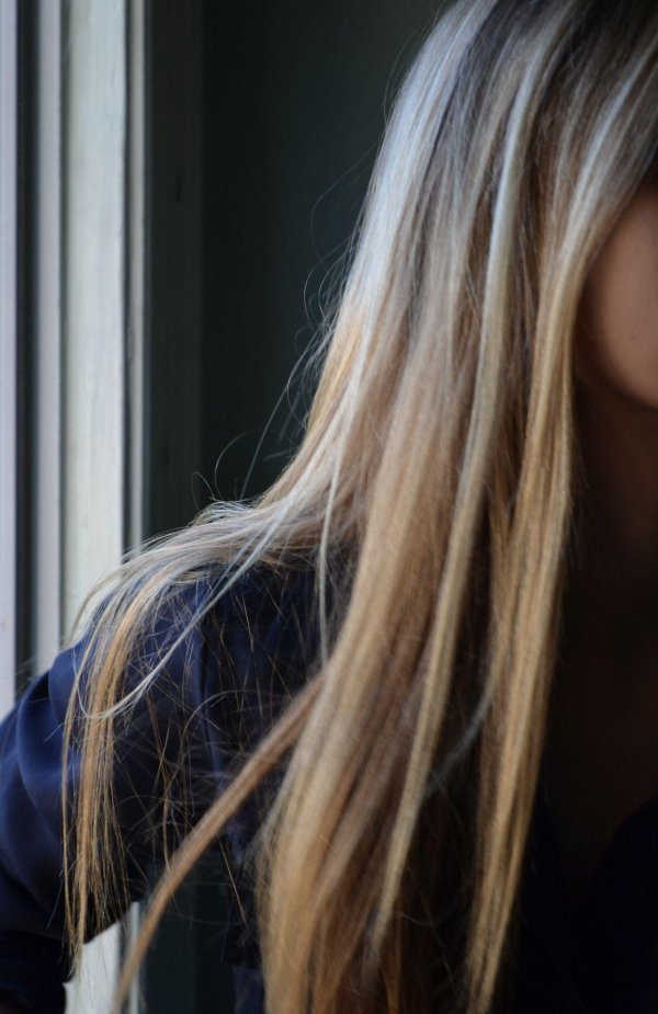 русые волосы девушки