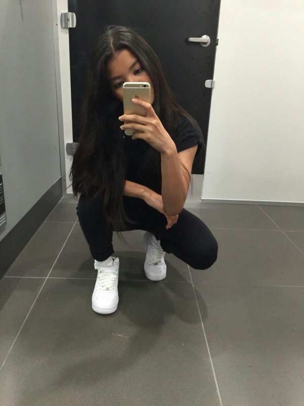 селфи брюнетка