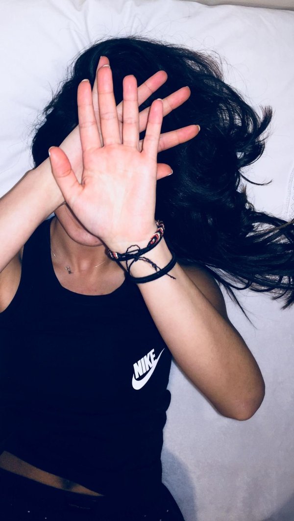 брюнетка девушка