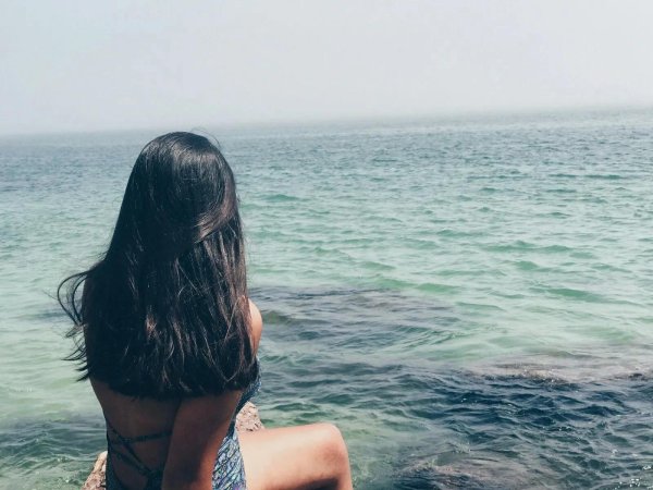 брюнетка на море