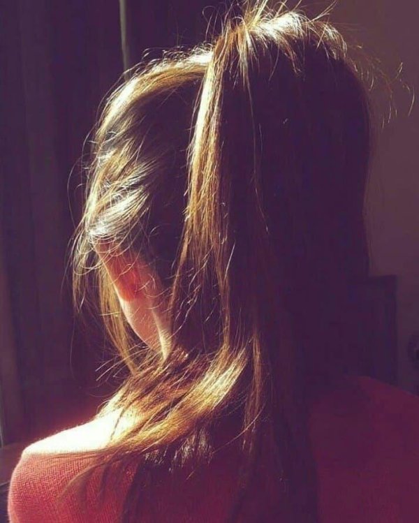 русая девушка со спины