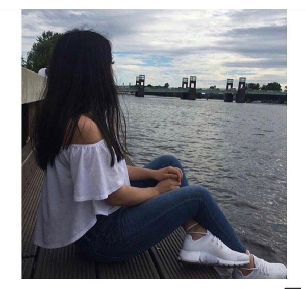 брюнетка со спины