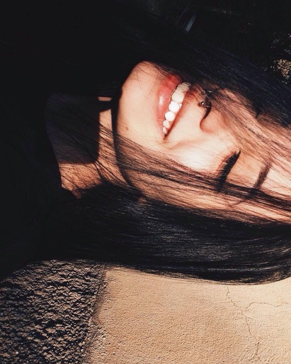 девушка брюнетка