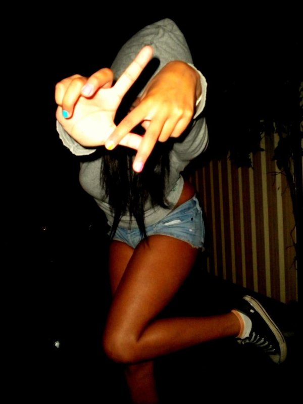 средний палец девушки