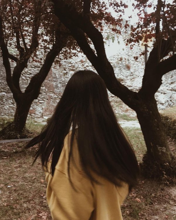 девушка с темными волосами