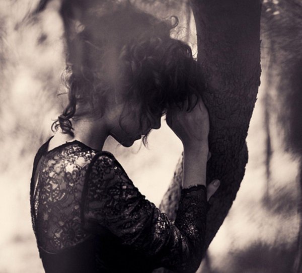 девушка грустит