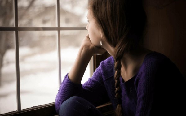 грустная женщина у окна