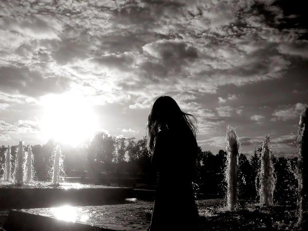 грустная брюнетка