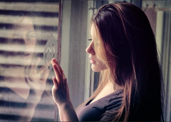 девушка у окна