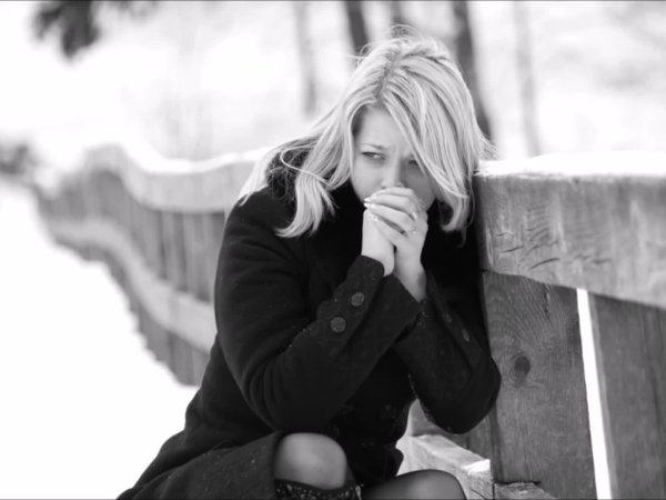 грустная блондинка