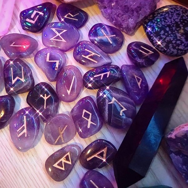 магический рунный камень