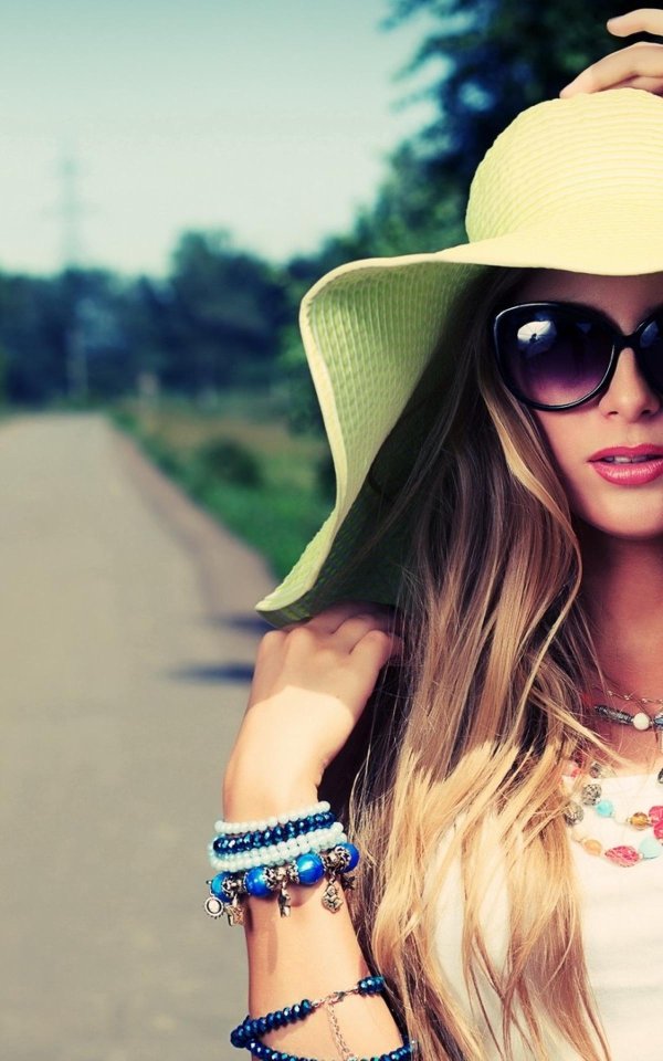 девушка в шляпе