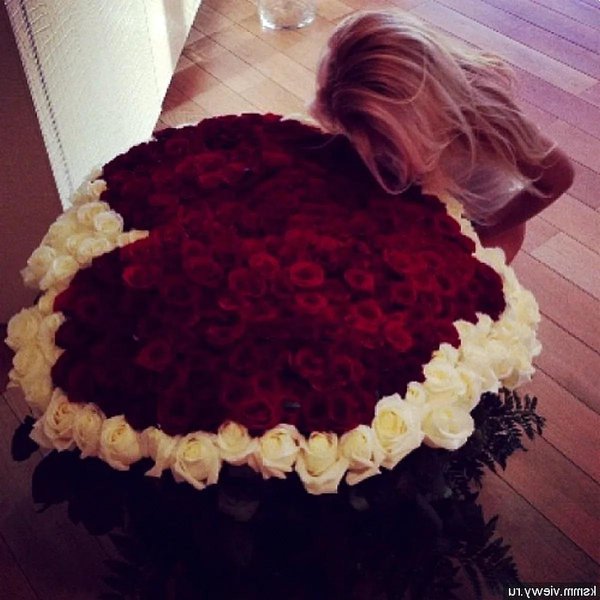 блондинка с букетом роз