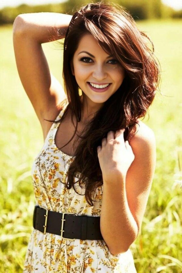 красивая брюнетка