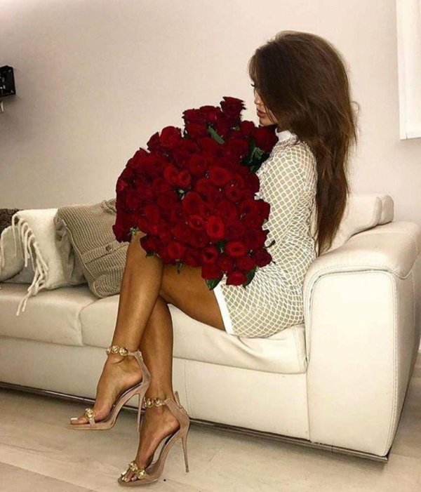 брюнетка с букетом