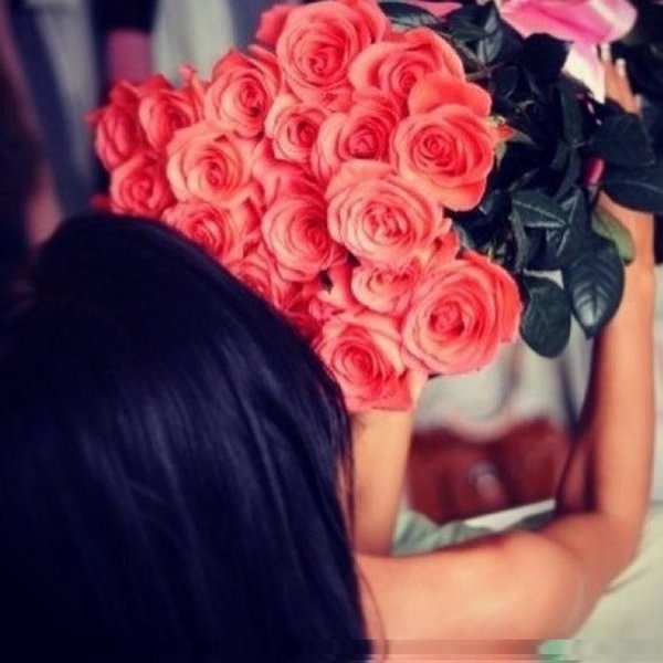 брюнетка с цветами без лица