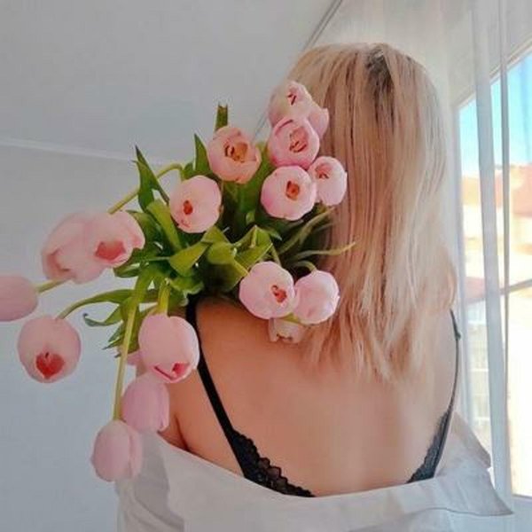 блондинка с тюльпанами