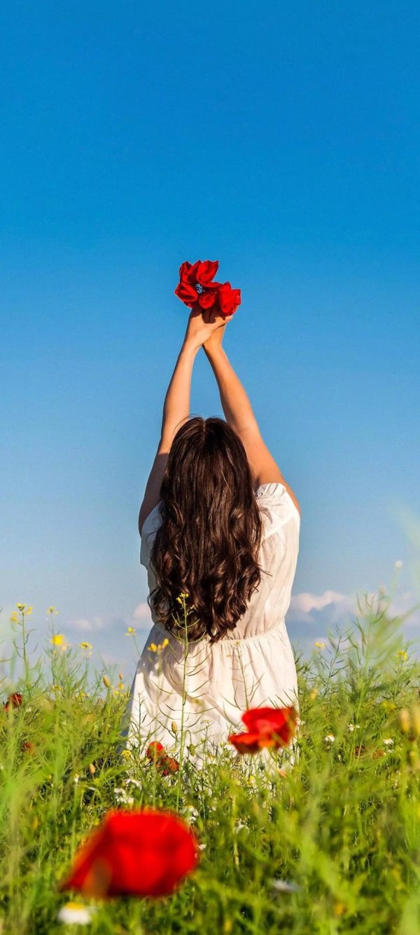 девушка в поле со спины