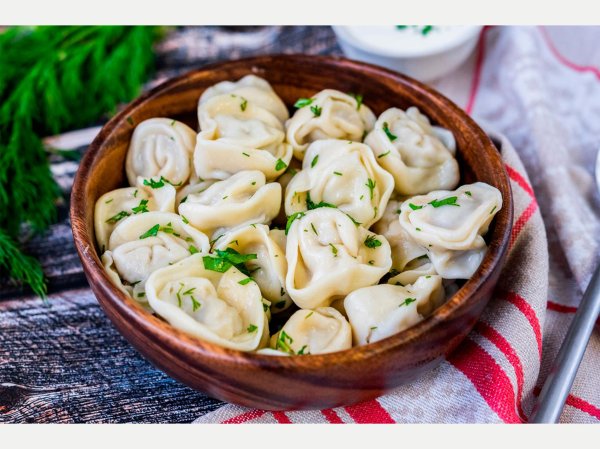 ест пельмени