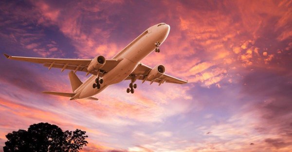 летит самолет