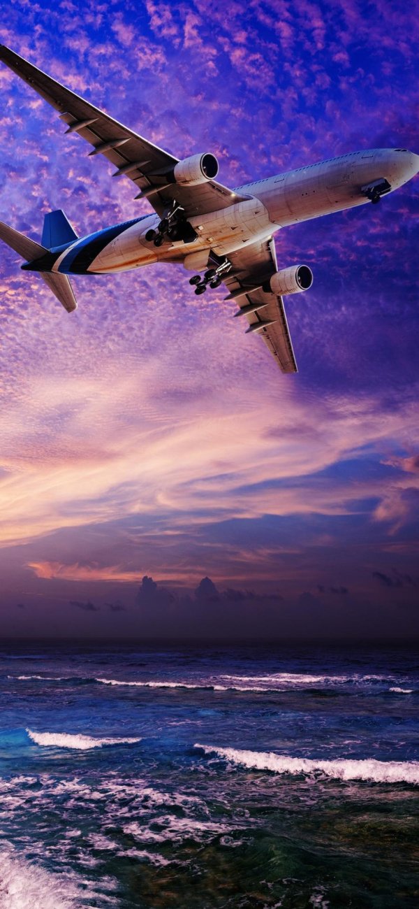 самолет над морем