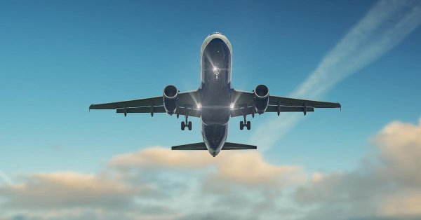 летит самолет