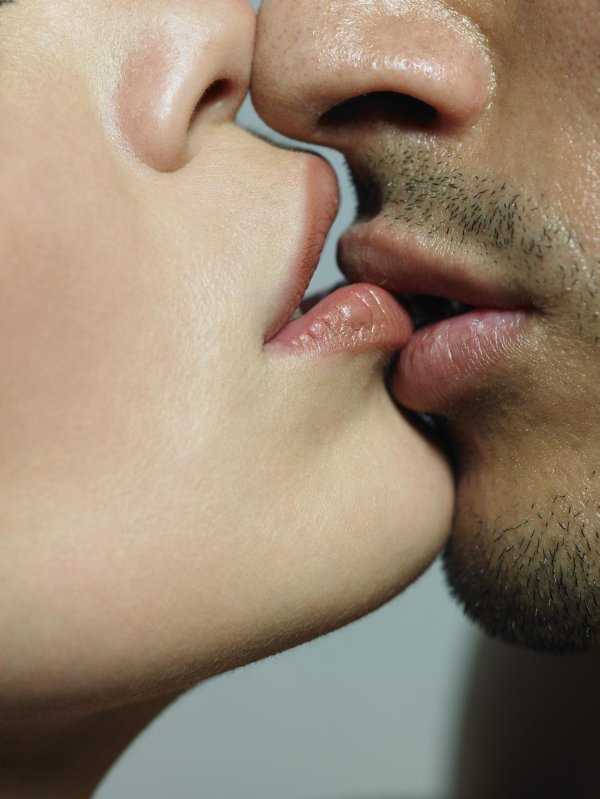 поцелуй крупным планом