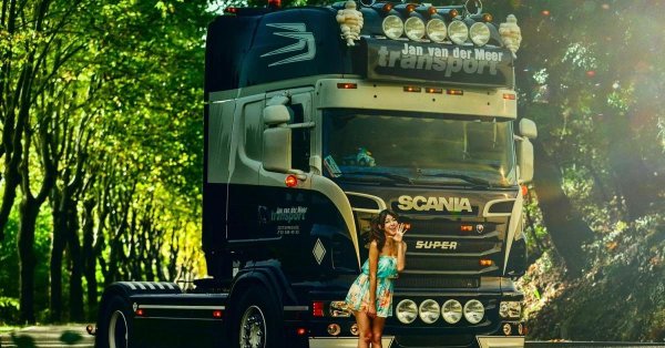 девушки и грузовики