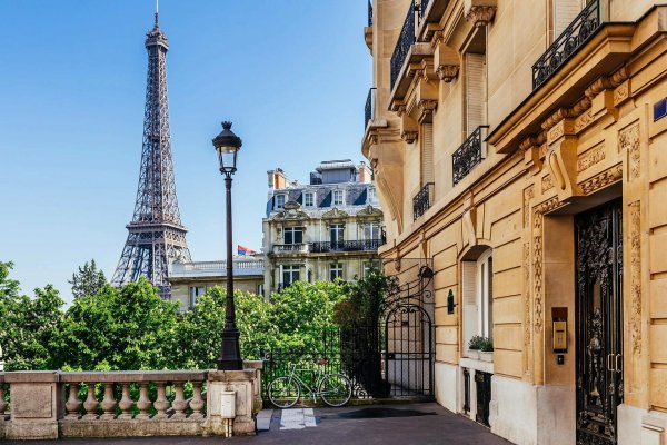 улицы парижа с видом на эйфелеву башню