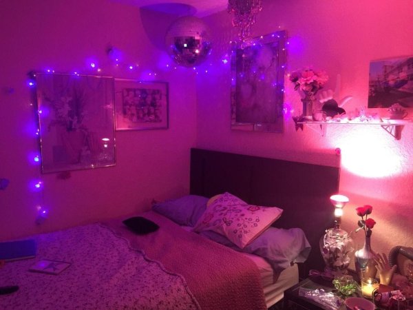 фиолетовая гирлянда в комнате