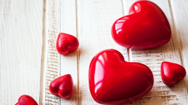 с красным сердцем