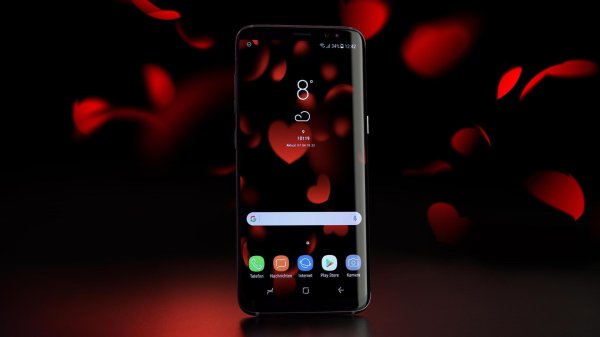 красный смартфон