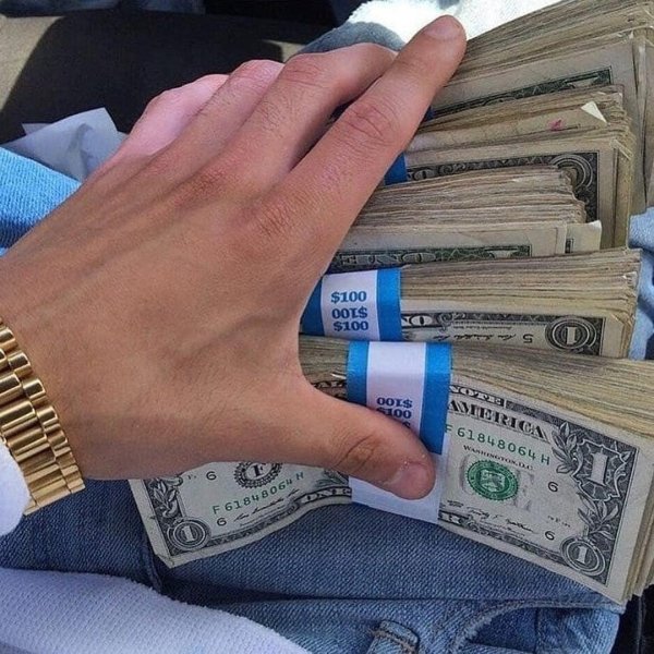 доллары в руках