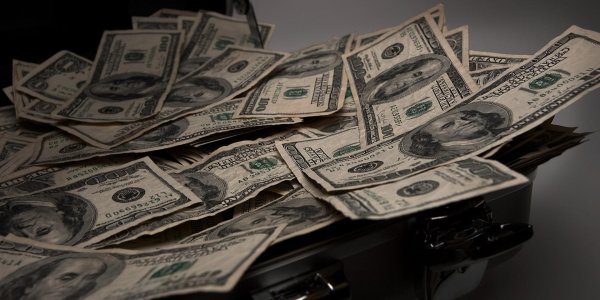 доллары на столе