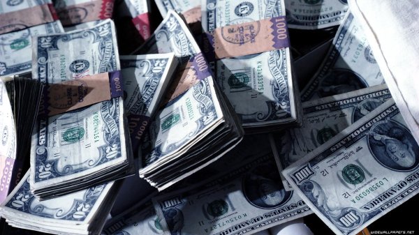 доллары на столе
