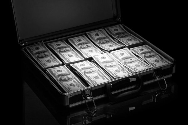 чемодан с долларами