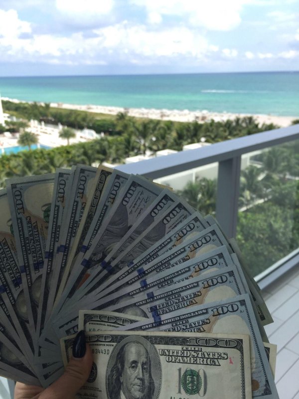 долларовые банкноты