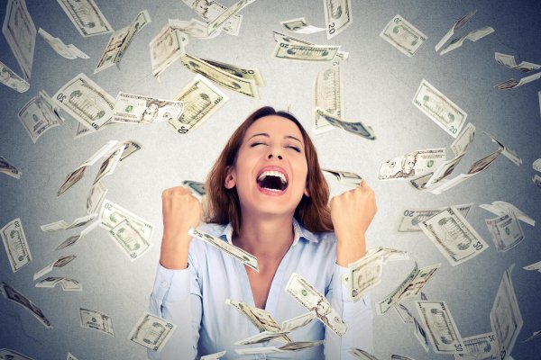 счастливый человек с деньгами