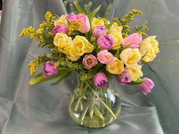 мимоза с тюльпанами