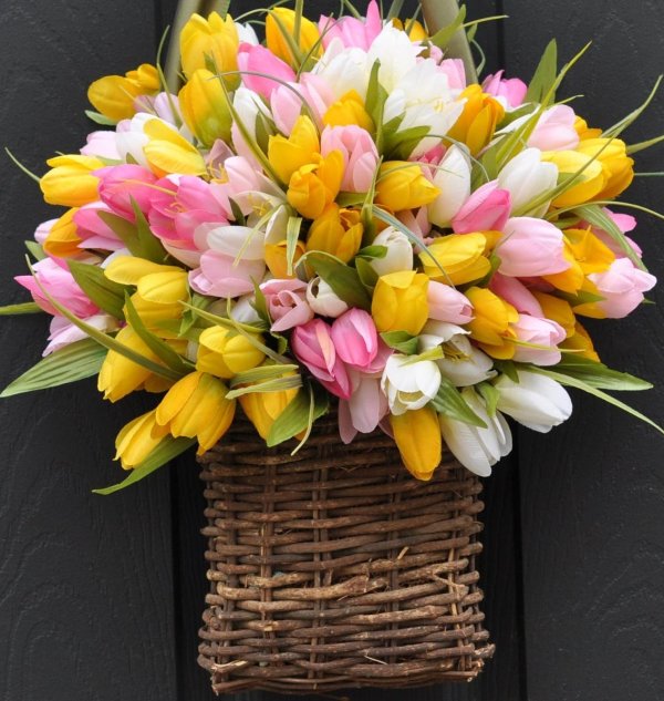корзинка с тюльпанами
