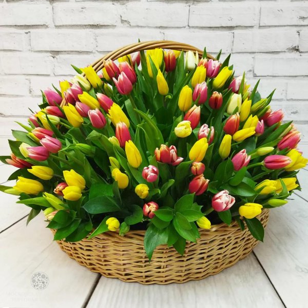 корзина из тюльпанов