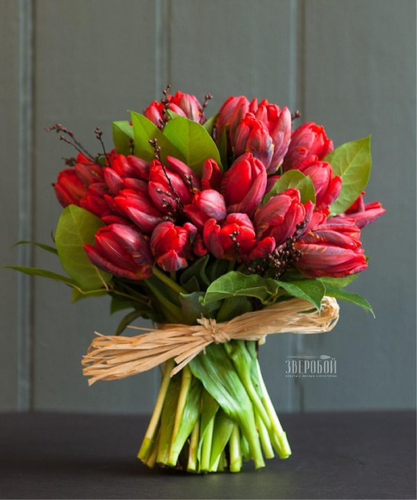 красный пионовидный тюльпан в букете