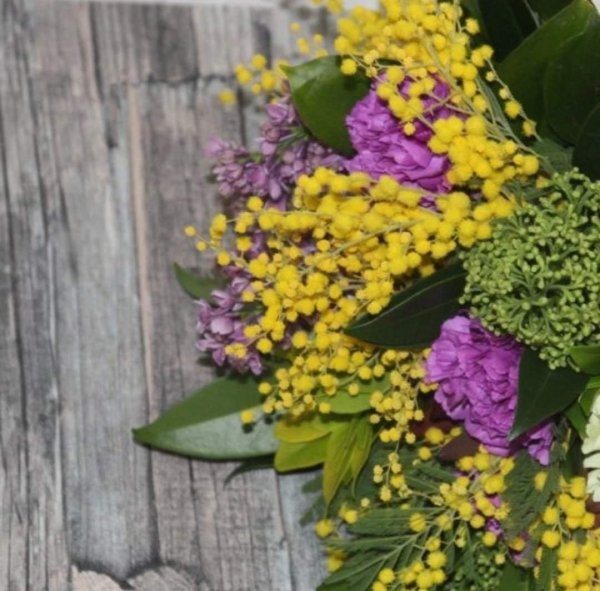 букет с мимозой и тюльпанами